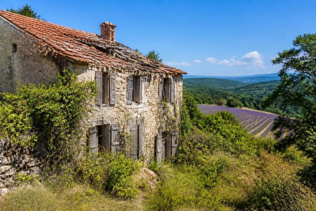 découvrez comment trouver une maison abandonnée à donner en france, avec des conseils pratiques pour cibler des régions spécifiques et faciliter vos recherches immobilières.